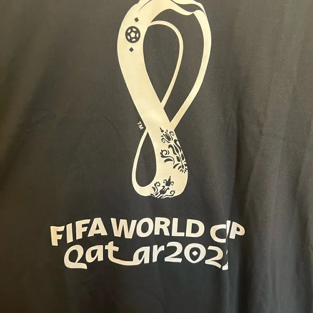 Men’s NWT Adidas FIFA World Cup 2022 Official Emblem T-shirt. Size XL.